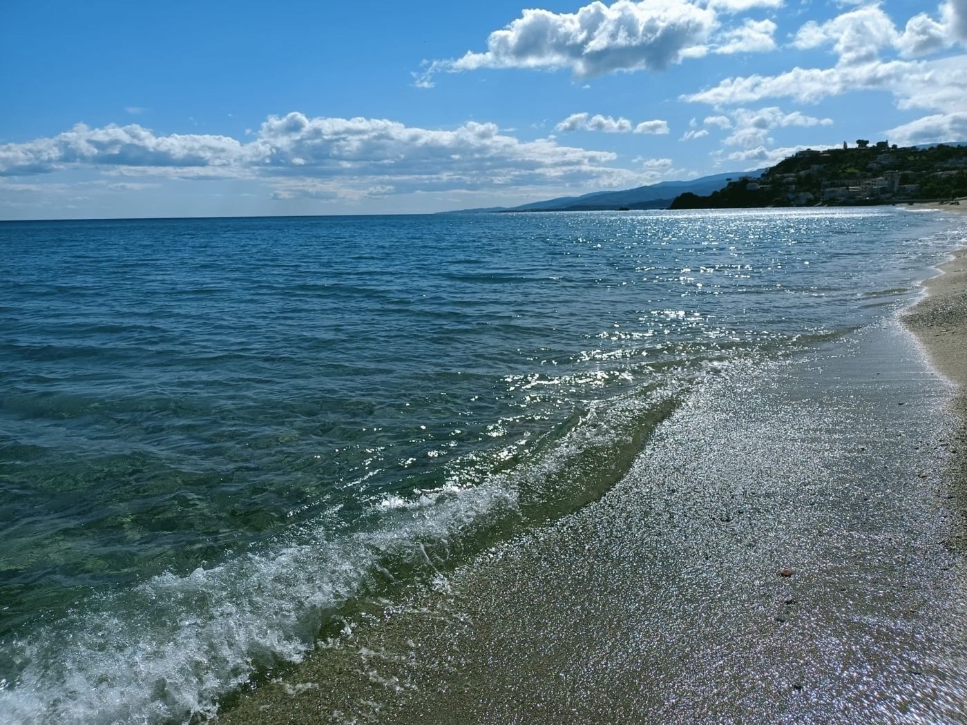 mare calmo fronte casa