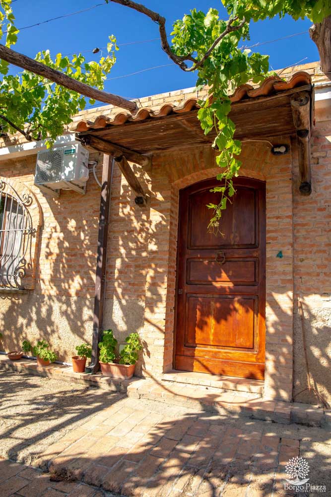 1 ginestra_borgo piazza_ingresso